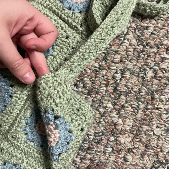 Handmade crochet granny square green small market tote bag - Picture 4 of 5